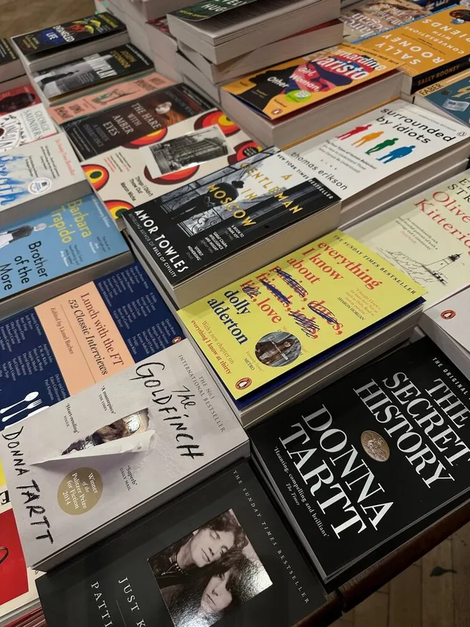 Стол книжного магазина с английскими бестселлерами